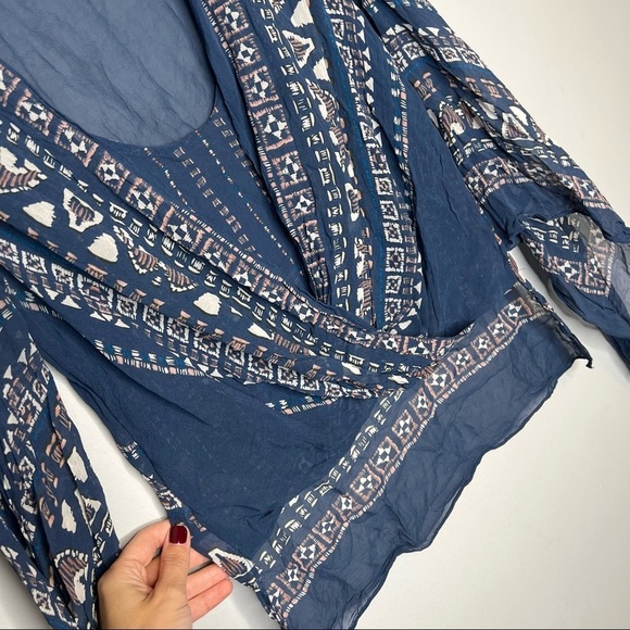 BCBGMAXAZRIA Kasia Handkerchief-sleeve Silk Chiffon Wrap Top Stormy Blue Combo - Picture 4 of 6